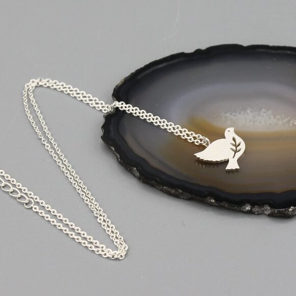 Jewelry necklace dove bird symbol of change silver tone dainty minimalist new - Picture 1 of 6